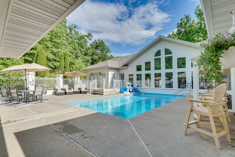Pool, Hot Tub & Pickleball Court: Lakefront Home!