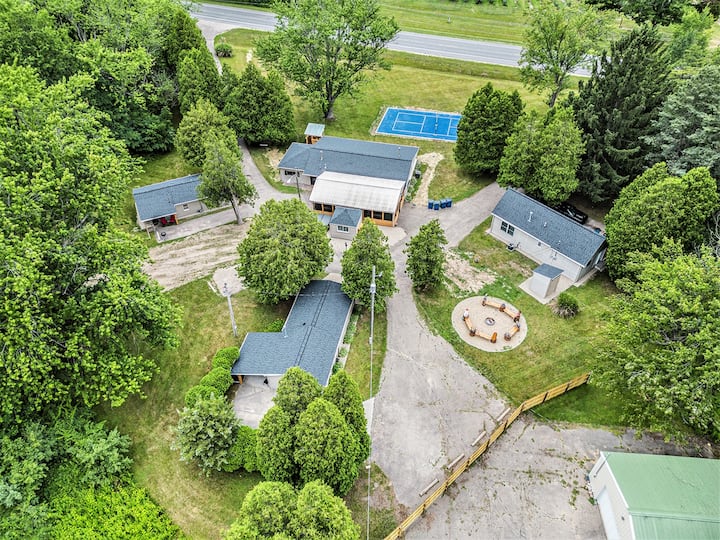 4-Cabins | Pickleball | Hot Tub | Sauna | Fire Pit