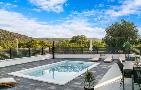 Nice home in Krusevo with jacuzzi