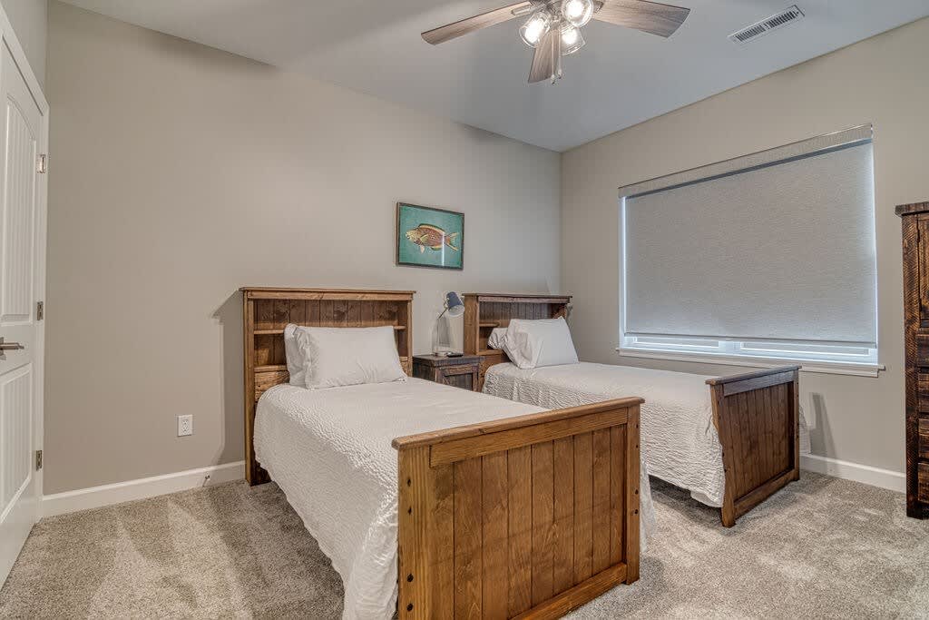 საძინებელში 3 არის ორი ერთადგილიანი საწოლი!