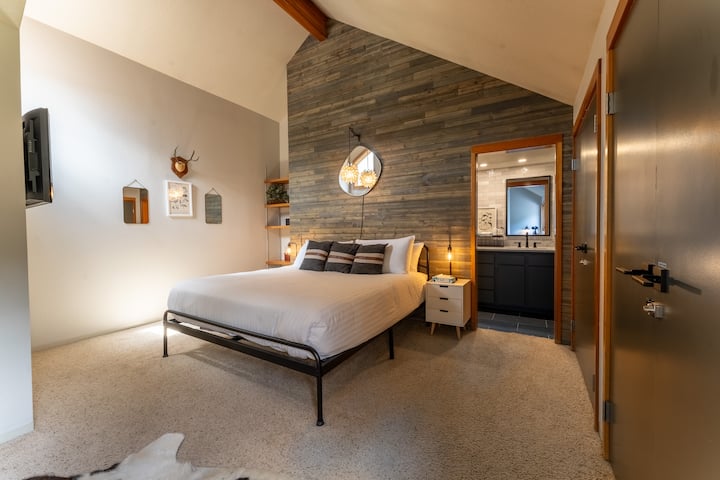 Suite principal que ofrece una cama tamaño king y acabados modernos. 