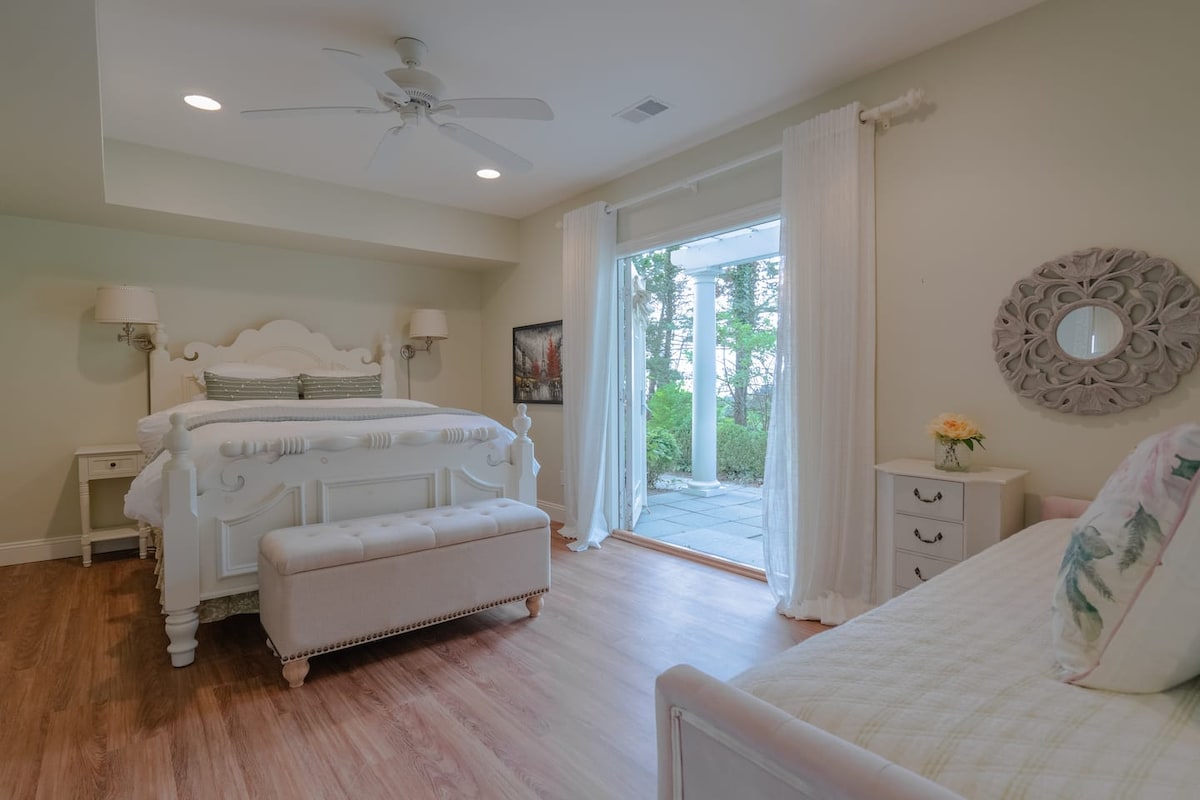 חדר שינה מקסים עם מיטת קווין סייז ומיטת נפתחת זוגית 