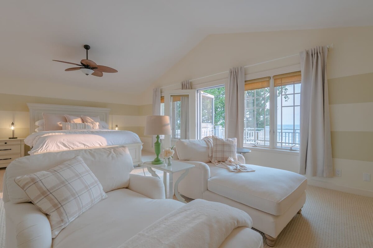 חדר שינה עם מיטת קינג-סייז ומרפסת פרטית המשקיפה על אגם מישיגן