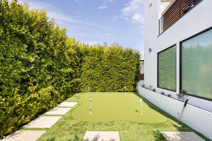 The Palms Pad – arcade, golf, sauna & gym! gallery image 3