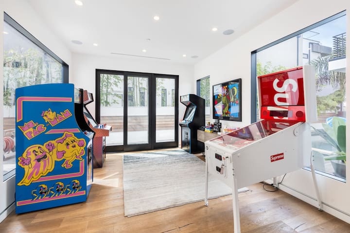 The Palms Pad – arcade, golf, sauna & gym! gallery image 4