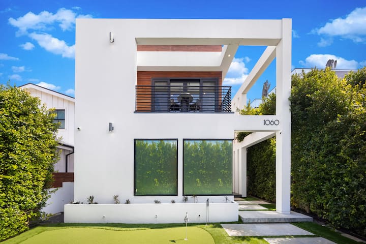 The Palms Pad – arcade, golf, sauna & gym! gallery image 2