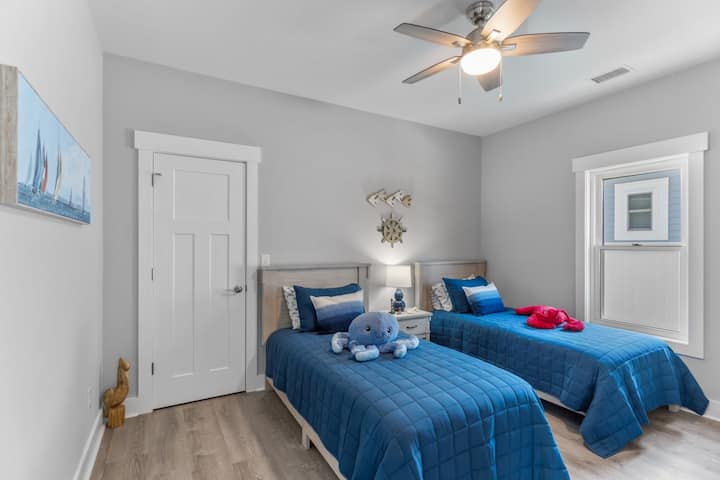 Მეორე საძინებელში არის ორი ორადგილიანი საწოლი და ჭკვიანი Roku სმარტ-ტელევიზორი.