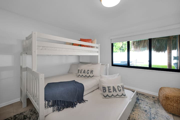 Спалня 3
с 2 отделни легла отгоре, пълна отдолу и с 2 отделни легла.