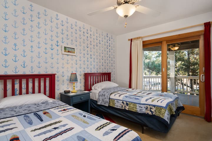 MS07: Detet Dita | Dhoma e gjumit ML 3 Dy krevate dopio, hyrja në verandën e pasme