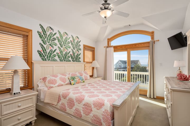 MS07: Seas The Day | TL Bedroom 5 - King, Private Bath w/Jetted Tub, Front Deck Access