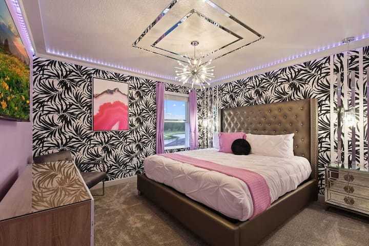 غرفة نوم "الواحة" - تتمتع الغرفة بإطلالة جميلة على البحيرة