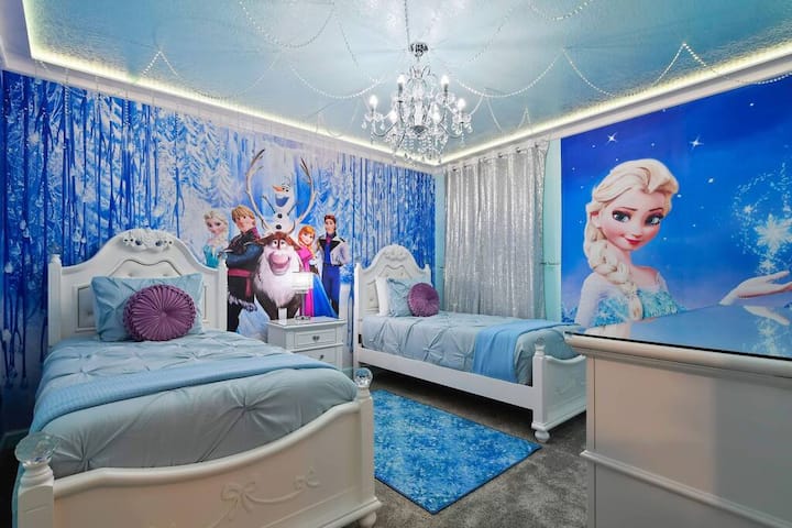 غرفة نوم مجمدة. تفتح النافذة على إطلالة على البحيرة