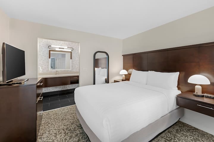 Three Pet-friendly Suites, Pool, Free Breakfast!