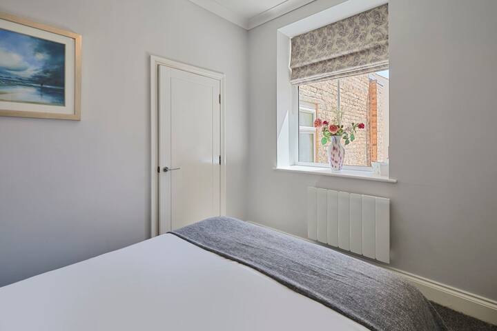 Ბრუკლენდსი, სკარბორო - მასპინძელი და სტუმრობა