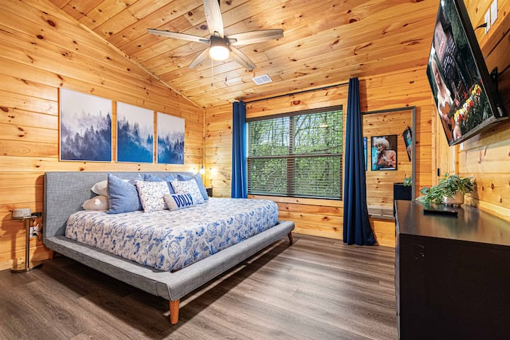 Bedroom 2 (Upstairs) – King bed, shared bathroom with Bedroom 3. 50" Smart TV.