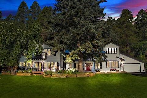 7BR w/Hot Tub, Pool Table, Yard, Close to Town/Ski