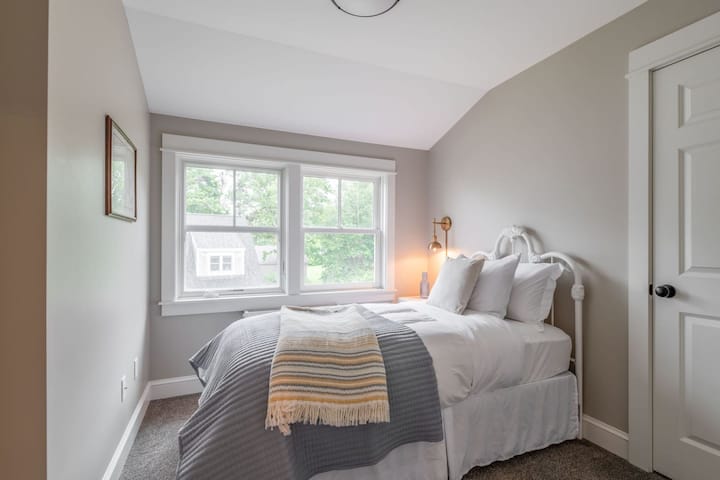 Fourth bedroom with a twin bed.