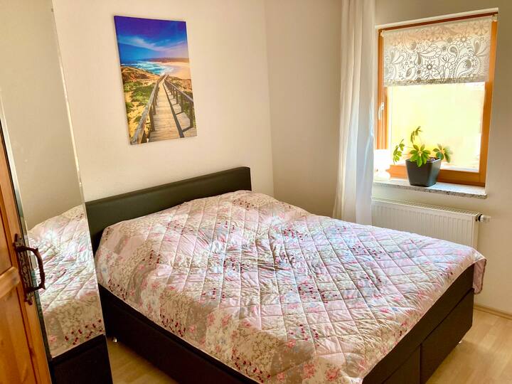 Изглед към вратата към страничната спалня с килер и двойно легло 160x200