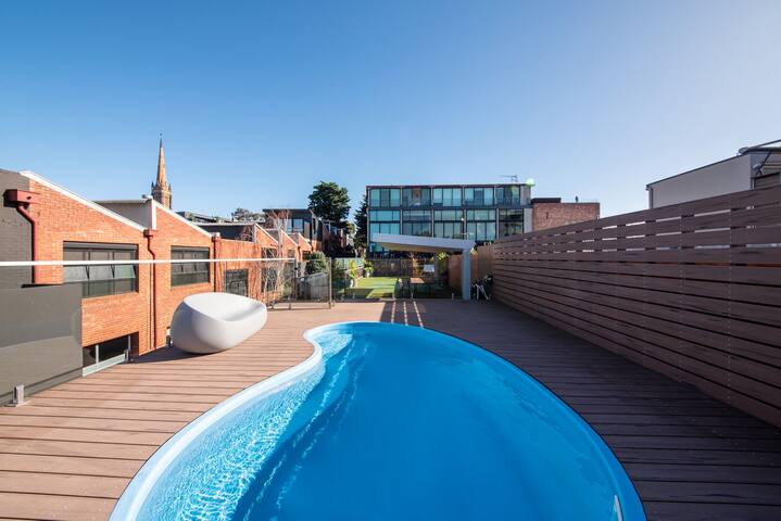 Loft Living Close to the MCG gallery image 2