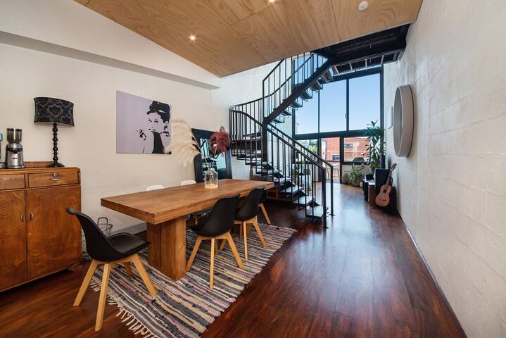 Loft Living Close to the MCG gallery image 4