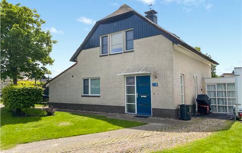 Gorgeous home in Makkum with kitchen