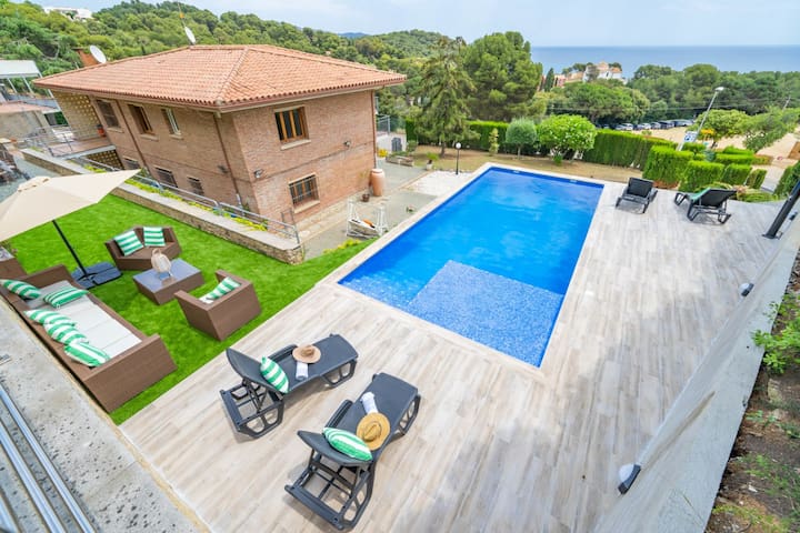 Villa Santa Cristina – Beachfront, Pool, BBQ & A/C