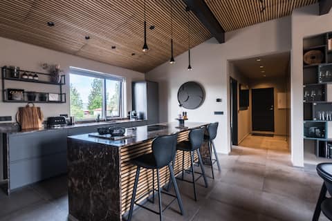 Private house in Central Akureyri with hot tub!