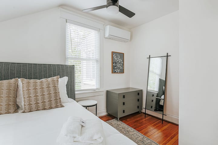 Arriba, dormitorio con cama tamaño queen