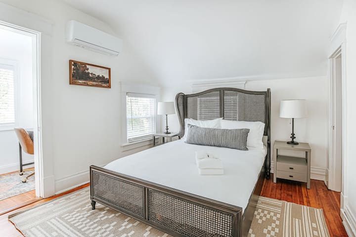 Dormitorio Queen en la planta superior con oficina Nook