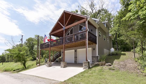 Lake House Retreat - Private Hot Tub!