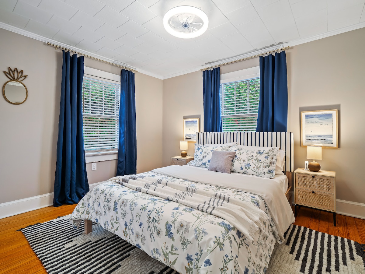 Слънчеви лъчи, осветявайки тази прекрасна спалня с двойно легло queen size на главния етаж.  Спокойно и привлекателно.