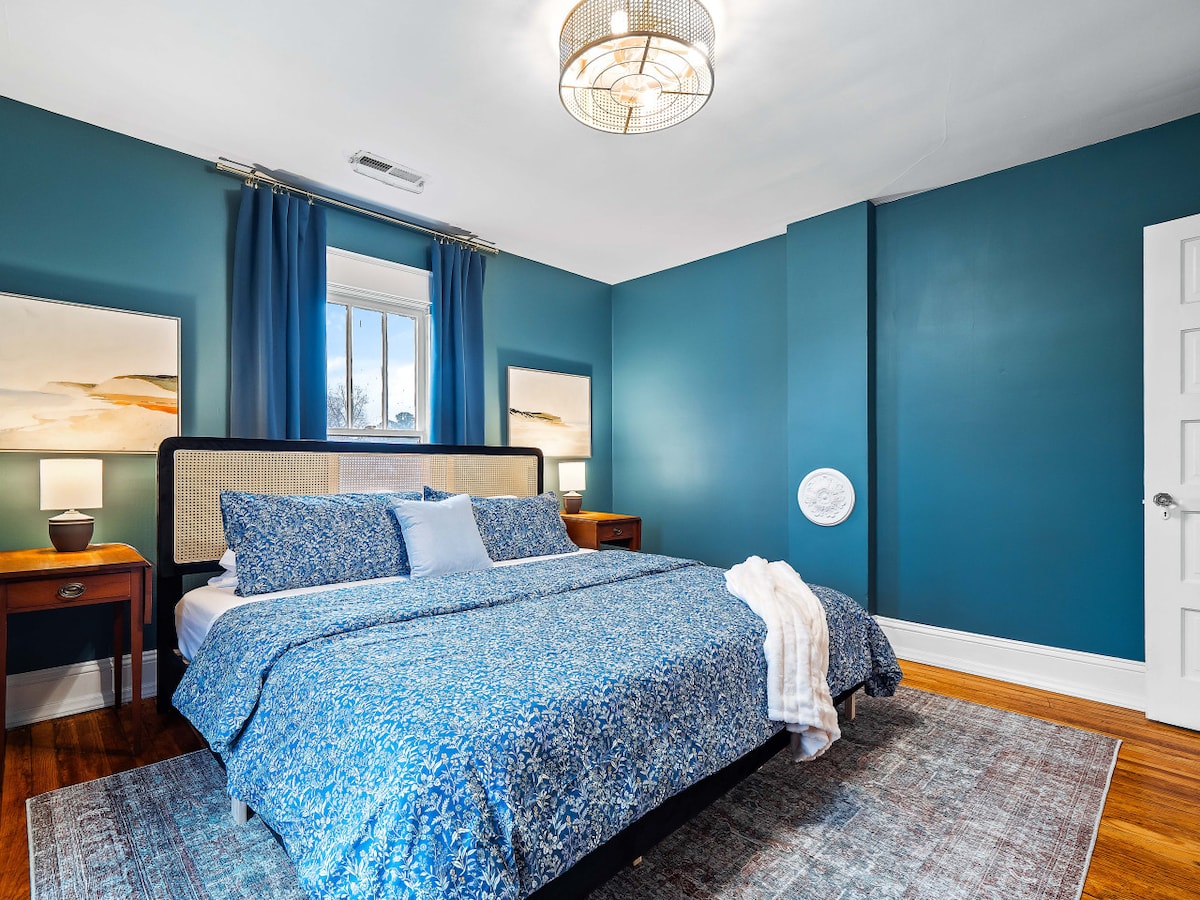 Великолепие на втория етаж!  Това голямо двойно легло е забележителна гледка.  Богатите цветове и текстури създават топла и приветлива атмосфера.