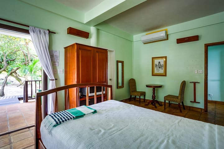 TBS 32A Beachside Resort Condo-Pool-Studio unit in Placencia