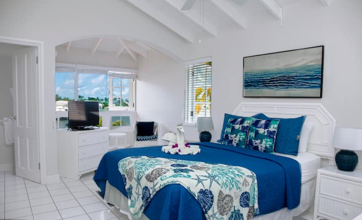 La suite principal (arriba) tiene una cama tamaño queen.