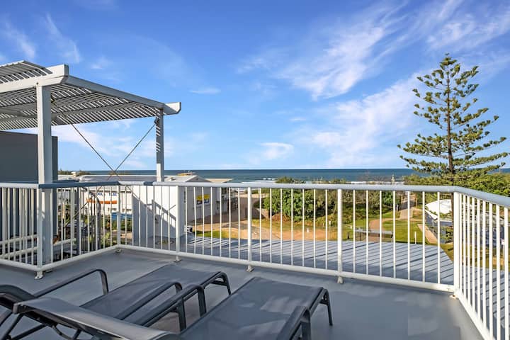 Beachfront Penthouse- ocean view, rooftop terrace
