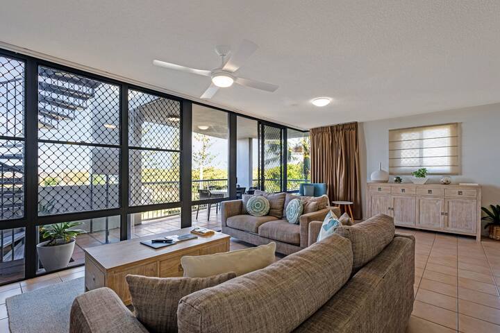 Beachfront Penthouse- ocean view, rooftop terrace