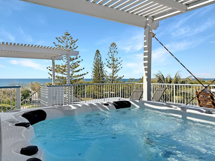Beachfront Penthouse- ocean view, rooftop terrace