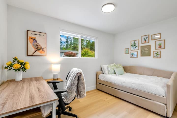 Hapa ni chumba cha kulala cha 2 na kitanda cha siku katika chumba