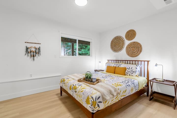 Hiki hapa ni chumba cha 3 cha kulala katika ngazi ya chini na kitanda cha ukubwa wa queen