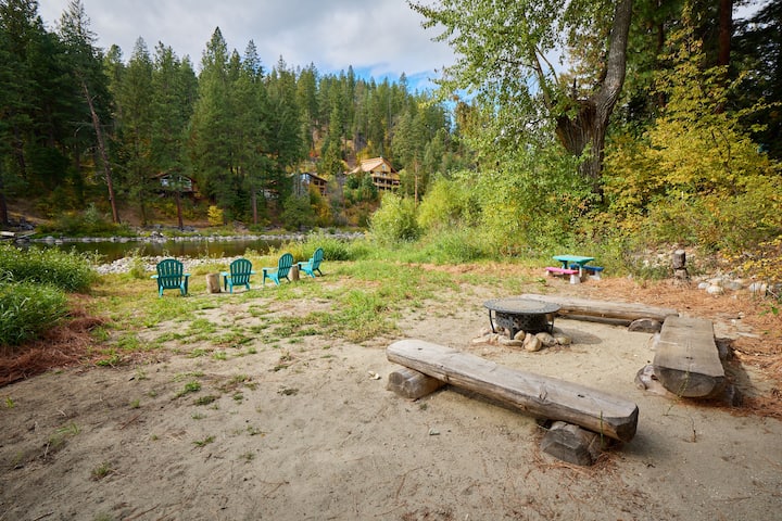 Riverfront Retreat W/ Screened Porch & Wood Stove - Plain, WA