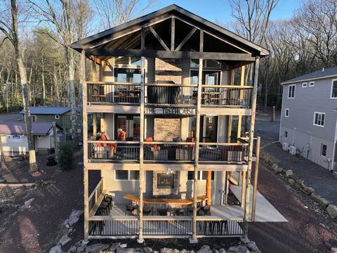 "Treehouse" Lake View, Sauna, Hot Tub