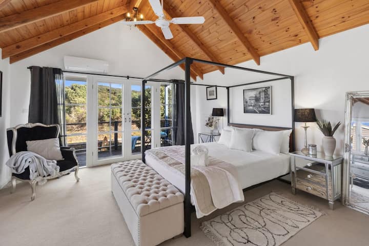 主床，带树冠和私人阳台。 在海滩上海浪声中醒来时，就在沙丘上……