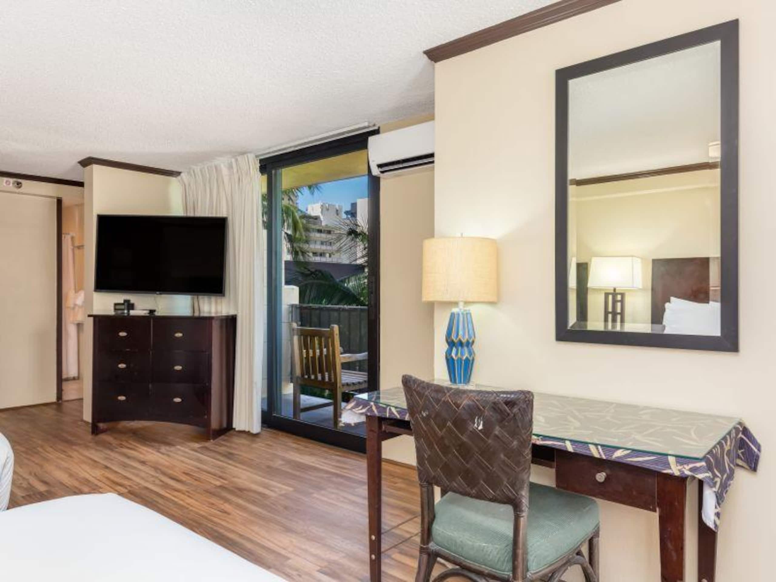 Condo in Honolulu · ★4.33 · Studio · 2 beds · 1 bath - Image 5