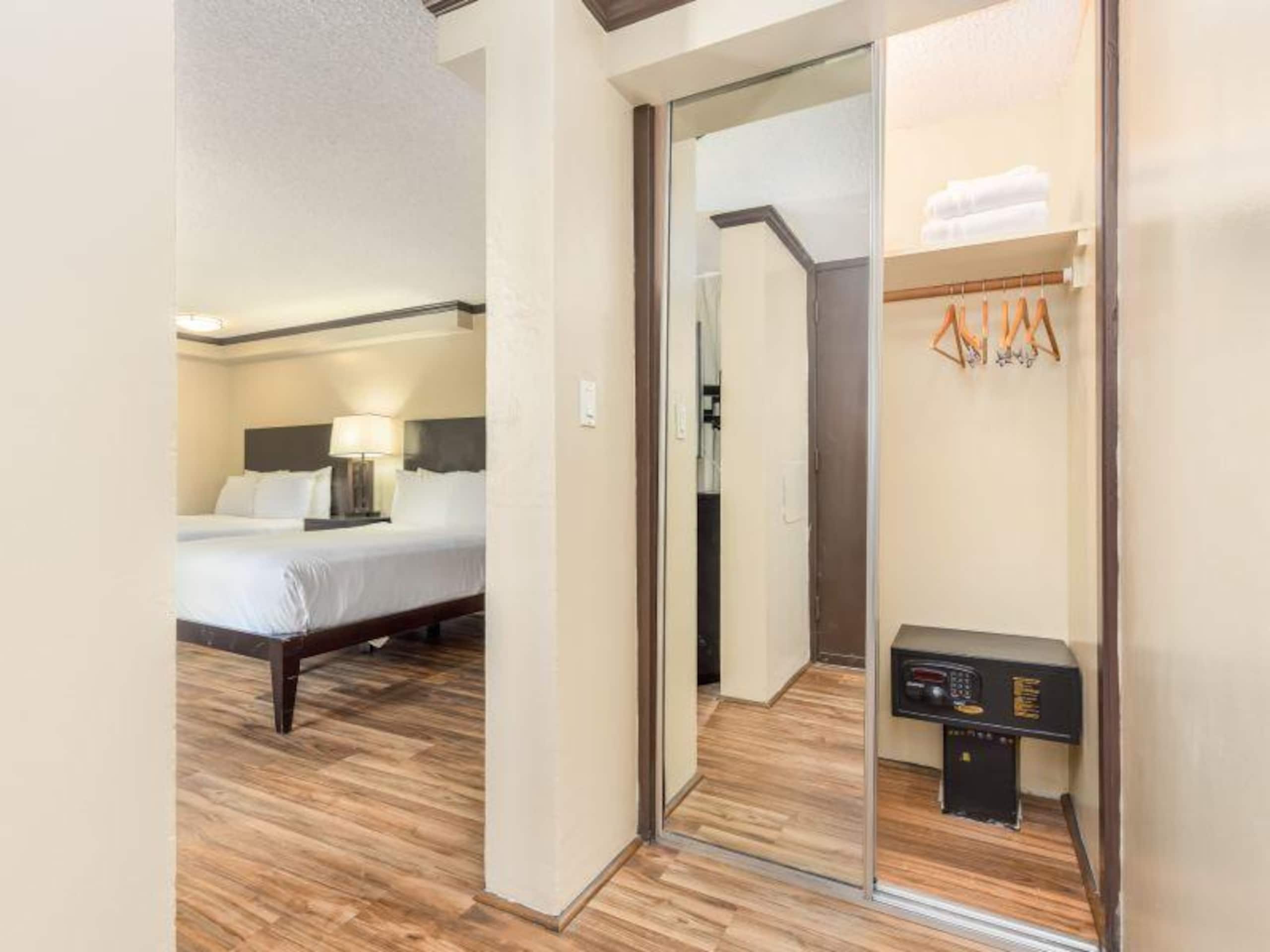 Condo in Honolulu · ★4.33 · Studio · 2 beds · 1 bath - Image 4
