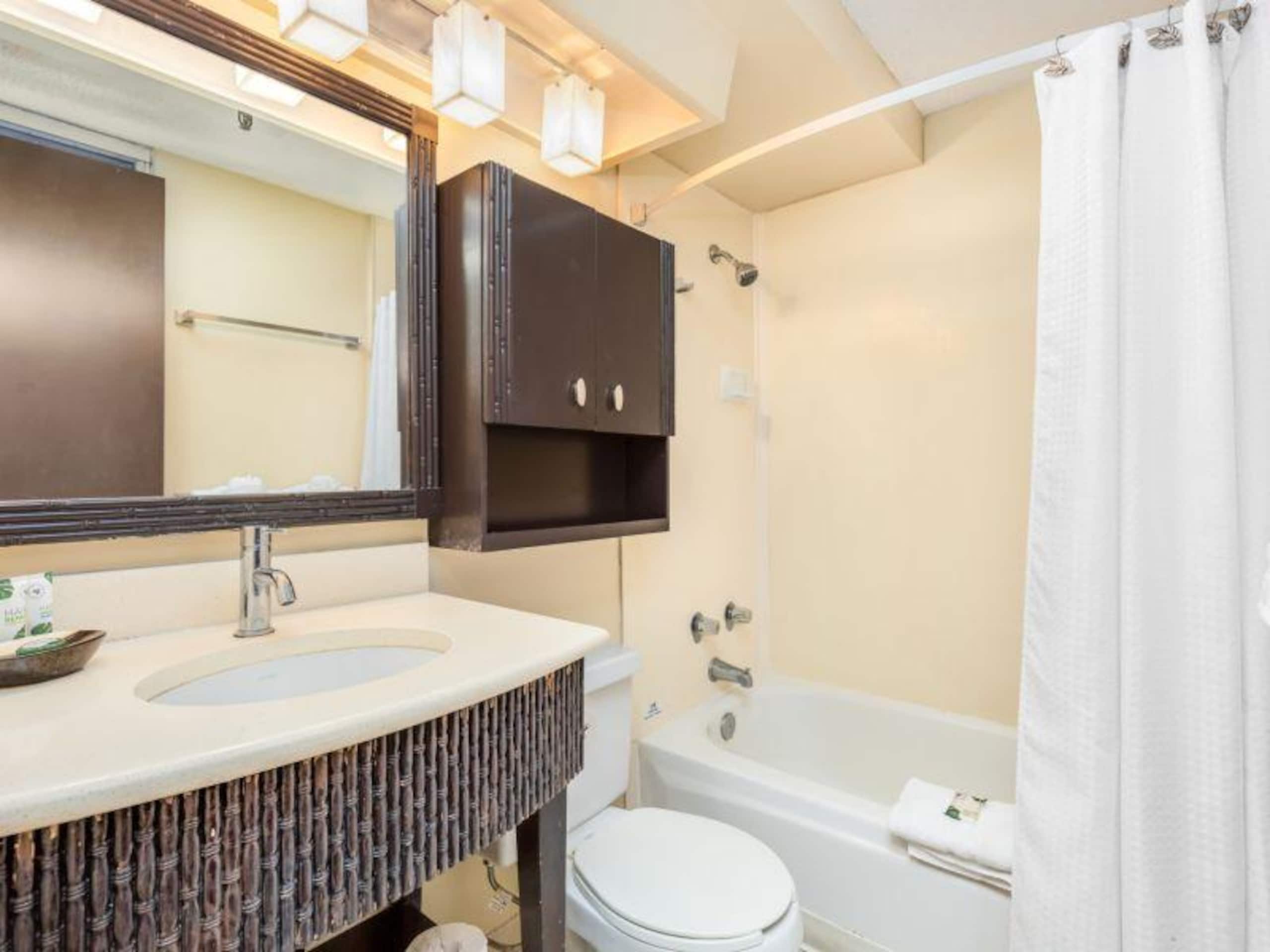 Condo in Honolulu · ★4.33 · Studio · 2 beds · 1 bath - Image 6
