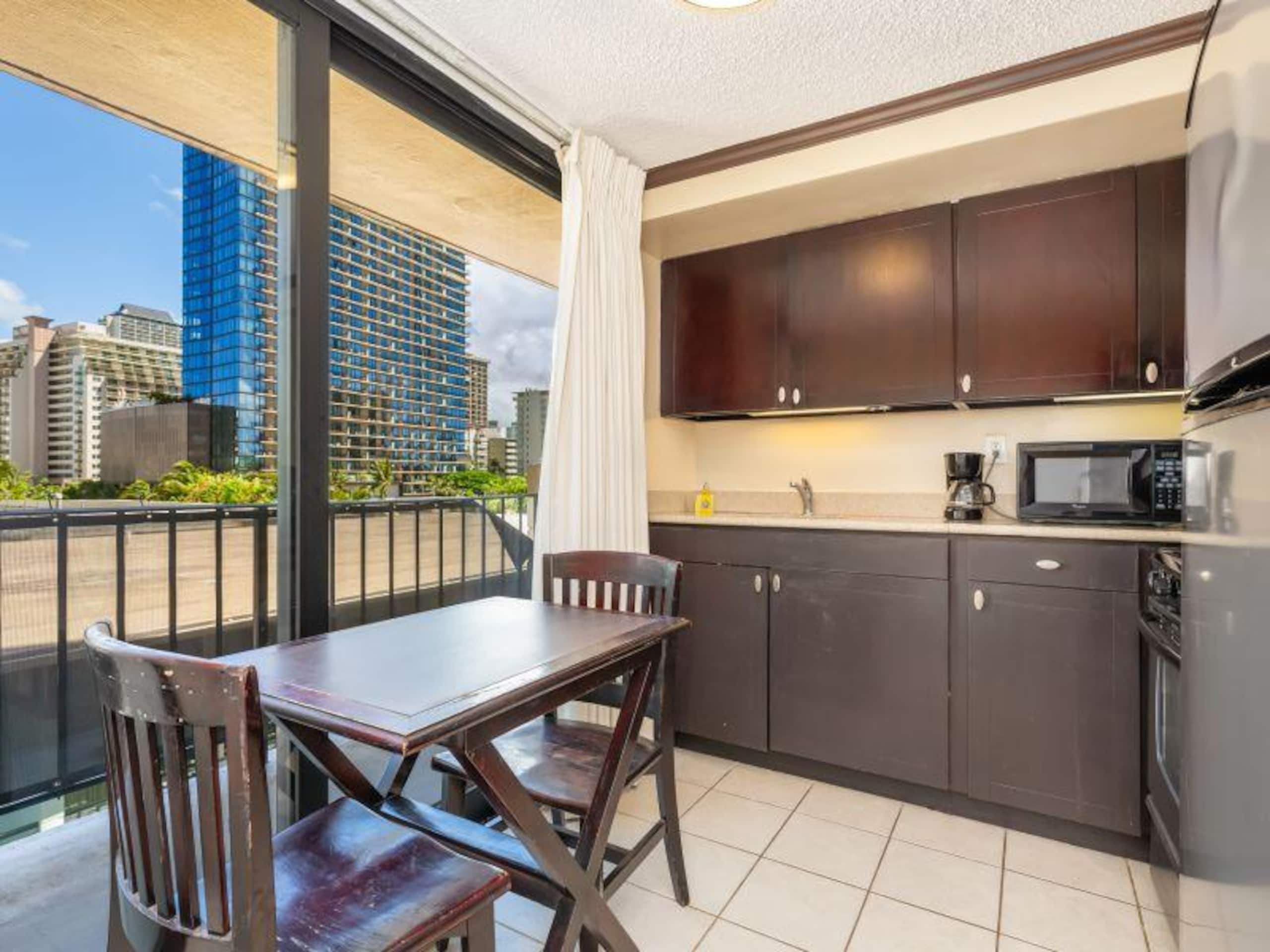 Condo in Honolulu · ★4.33 · Studio · 2 beds · 1 bath - Image 2