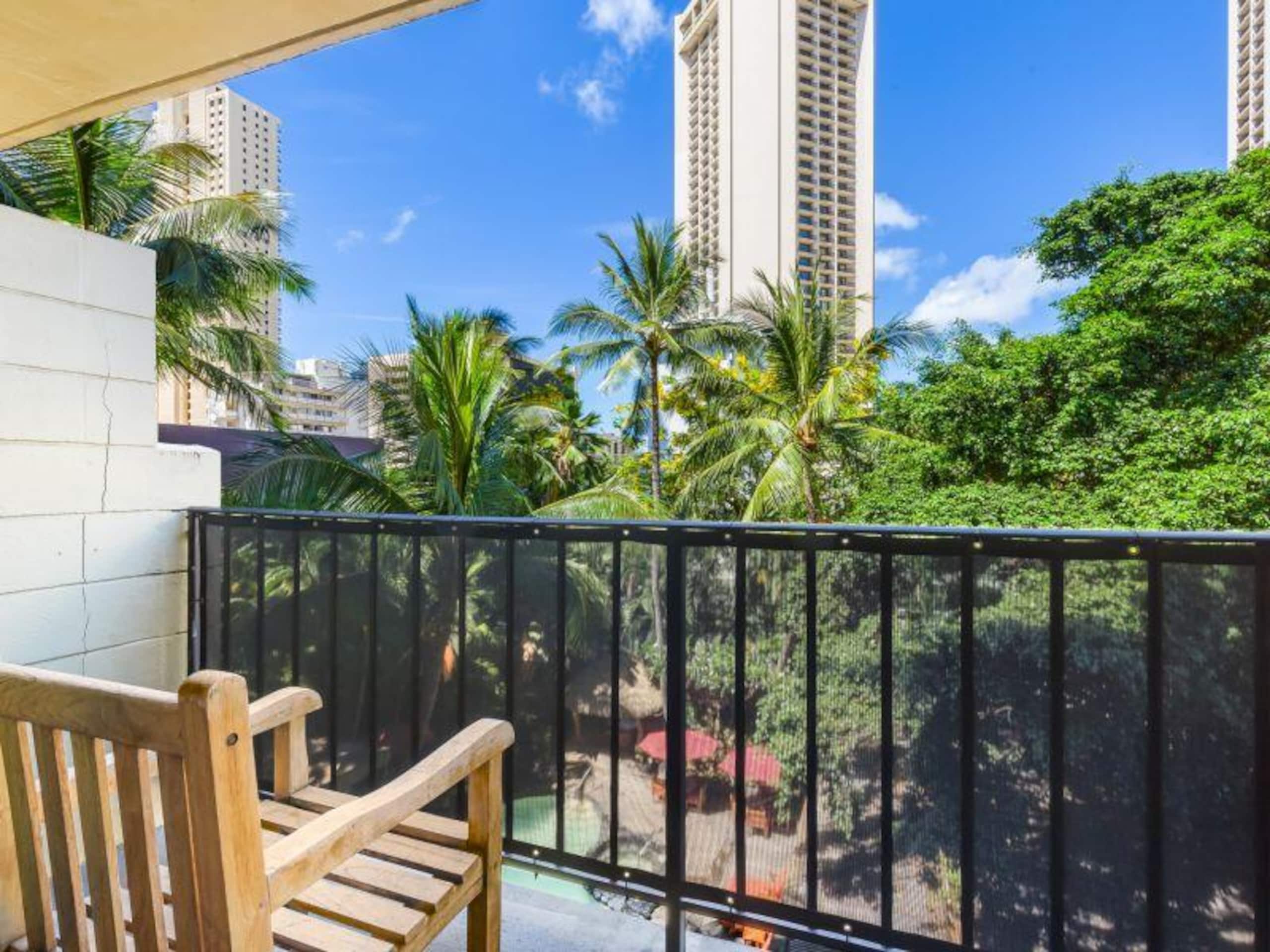 Condo in Honolulu · ★4.33 · Studio · 2 beds · 1 bath - Image 7
