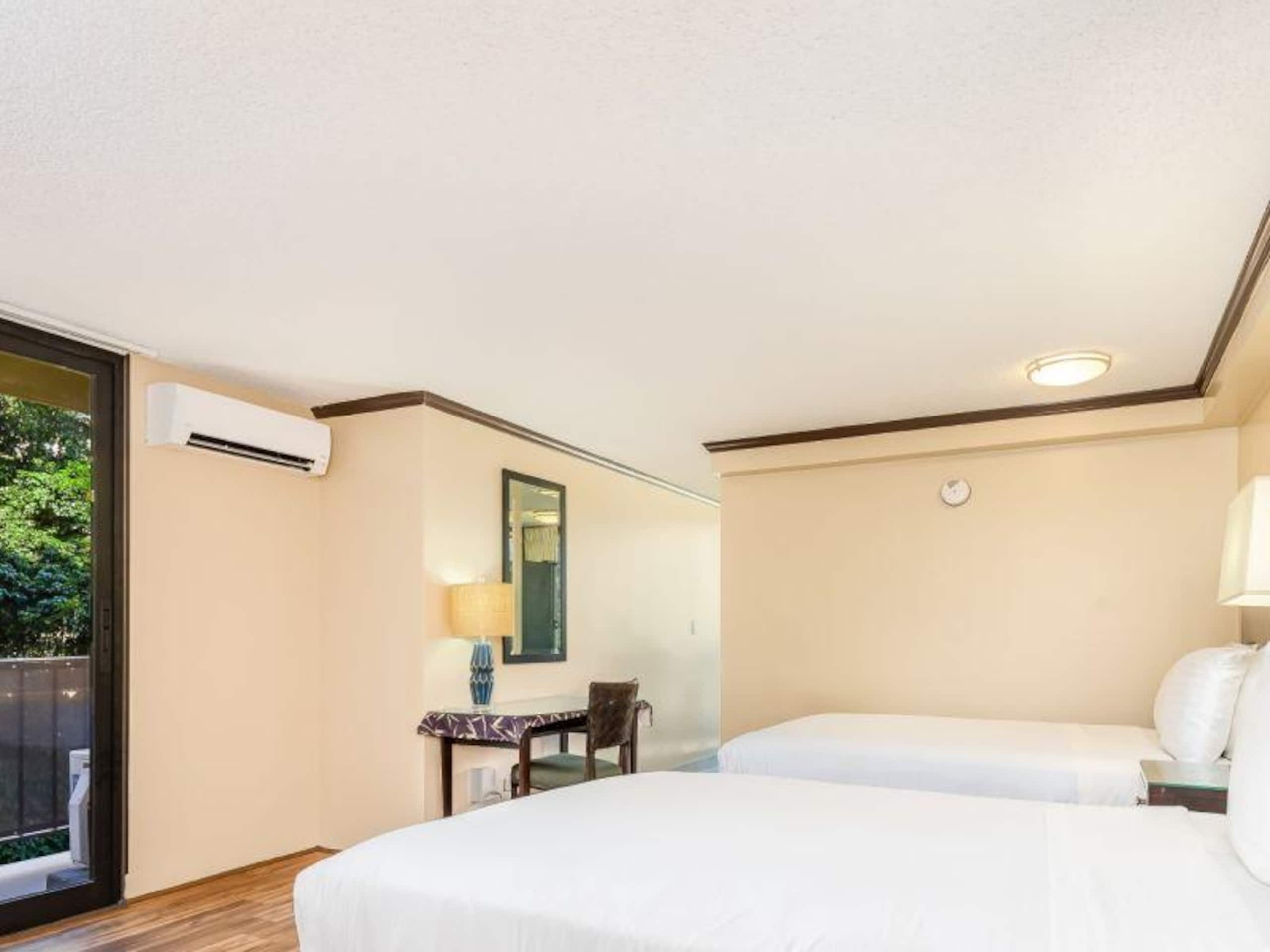 Condo in Honolulu · ★4.33 · Studio · 2 beds · 1 bath - Image 1
