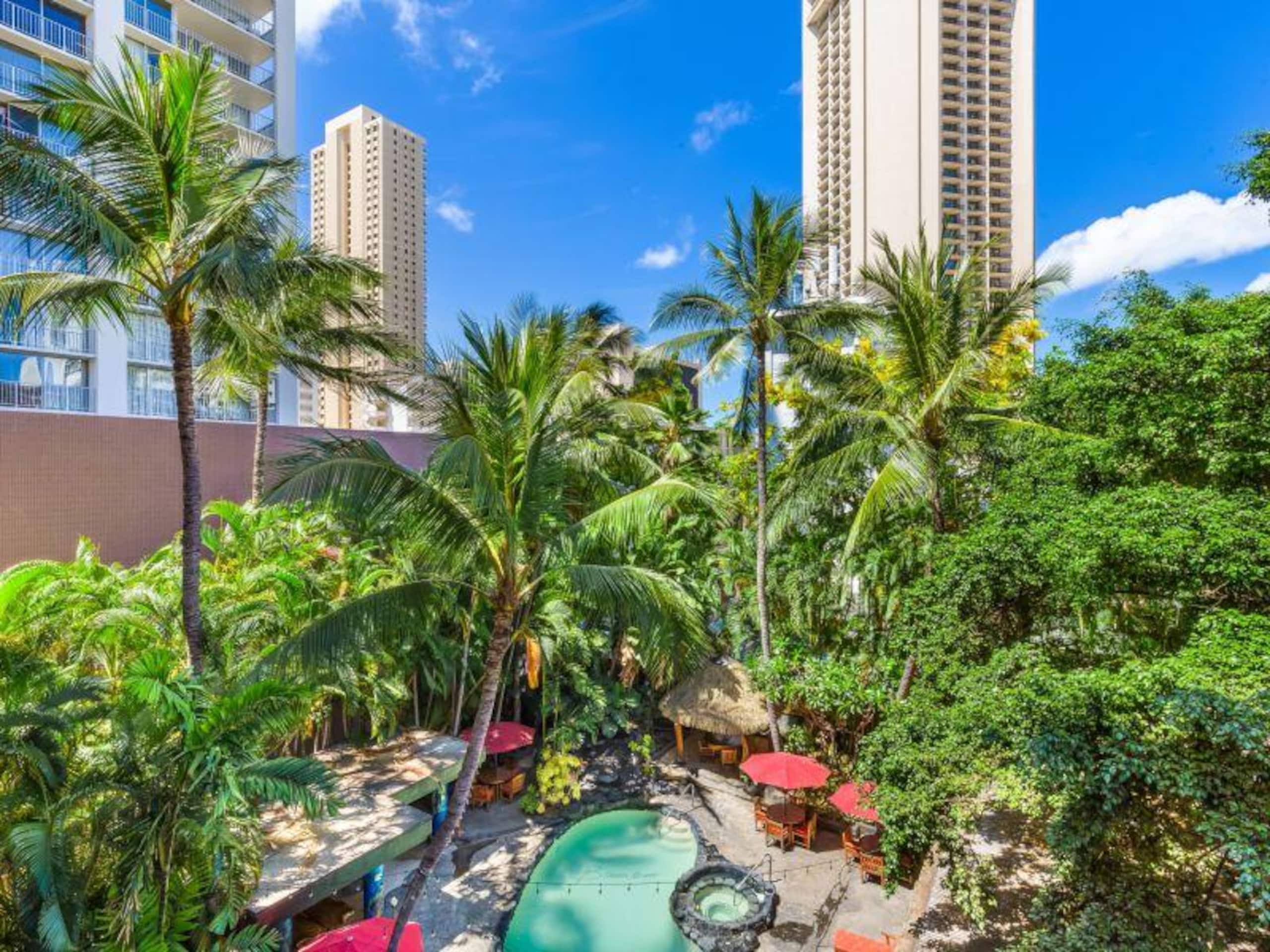 Condo in Honolulu · ★4.33 · Studio · 2 beds · 1 bath - Image 8