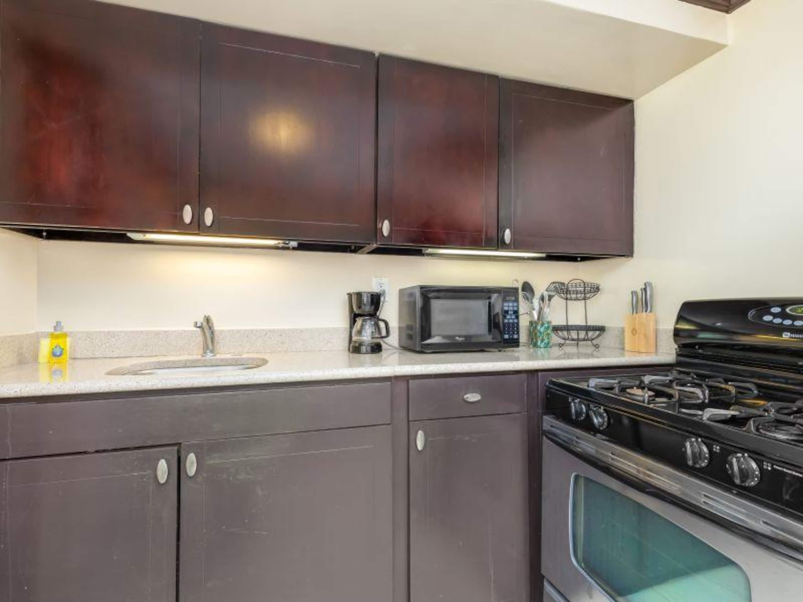 Condo in Honolulu · ★4.33 · Studio · 2 beds · 1 bath - Image 3